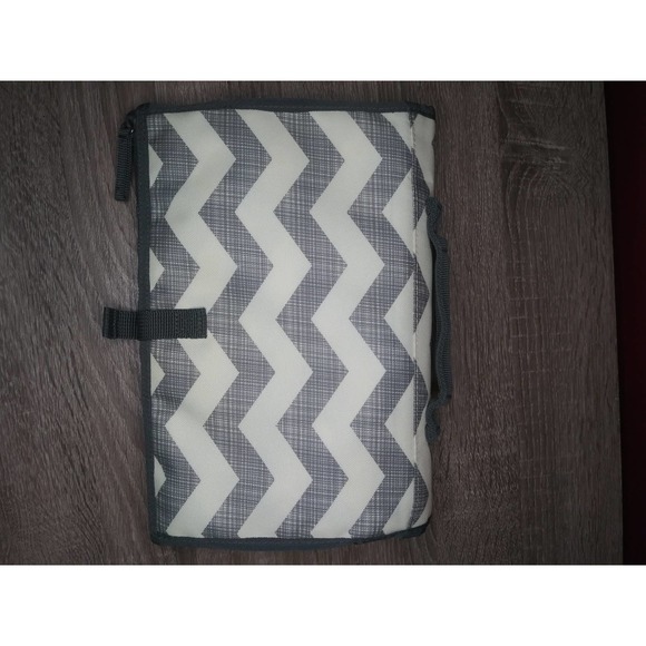 Skip Hop Gray / White Portable / Travel Pronto Chevron Mesh Baby Changing Pad - Picture 7 of 7